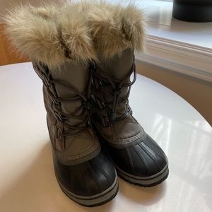 Sorel Joan of Arctic Youth size 4 waterproof boots gently used